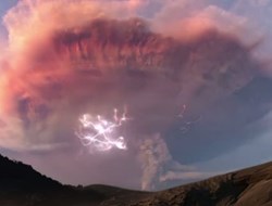 Σύννεφο ηφαιστειακής σκόνης ανάβει από αστραπές